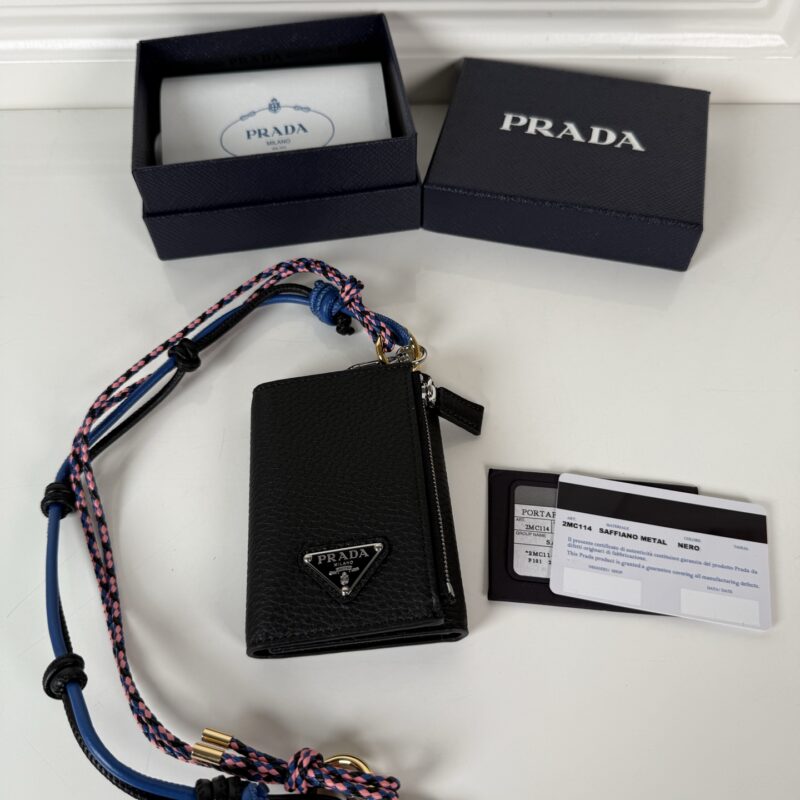 PRADA P家➡️火爆🔥鹿皮革挂绳式卡包和证件夹，型号2MC114