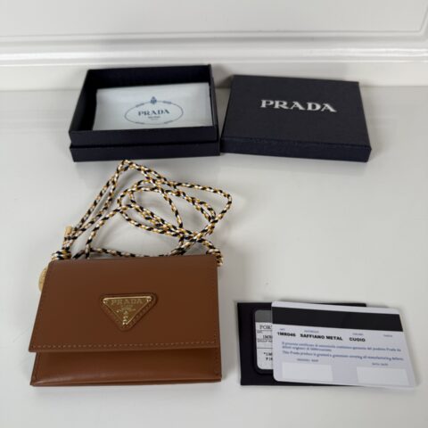 PRADA P家➡️女士翻盖皮夹卡包，型号：1MR046