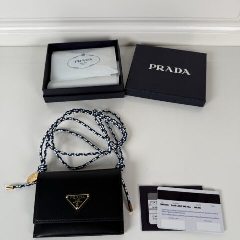 PRADA P家➡️女士翻盖皮夹卡包，型号：1MR046
