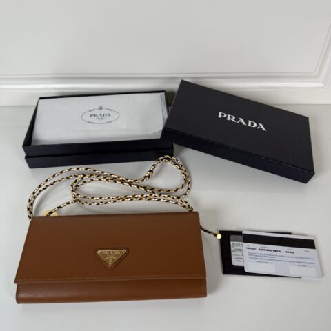 PRADA P家➡️女士翻盖皮夹，型号：1MT027