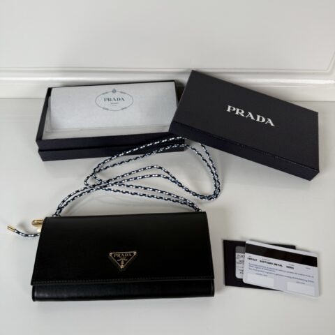 PRADA P家➡️女士翻盖皮夹，型号：1MT027