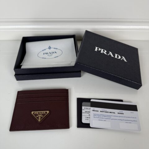 PRADA P家➡️ 波尔多红色小卡包,男女通用款式,型号1MC025