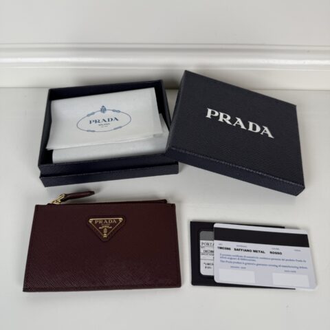PRADA P家➡️波尔多红色十字纹皮卡包，型号：1MC086，男女通用款