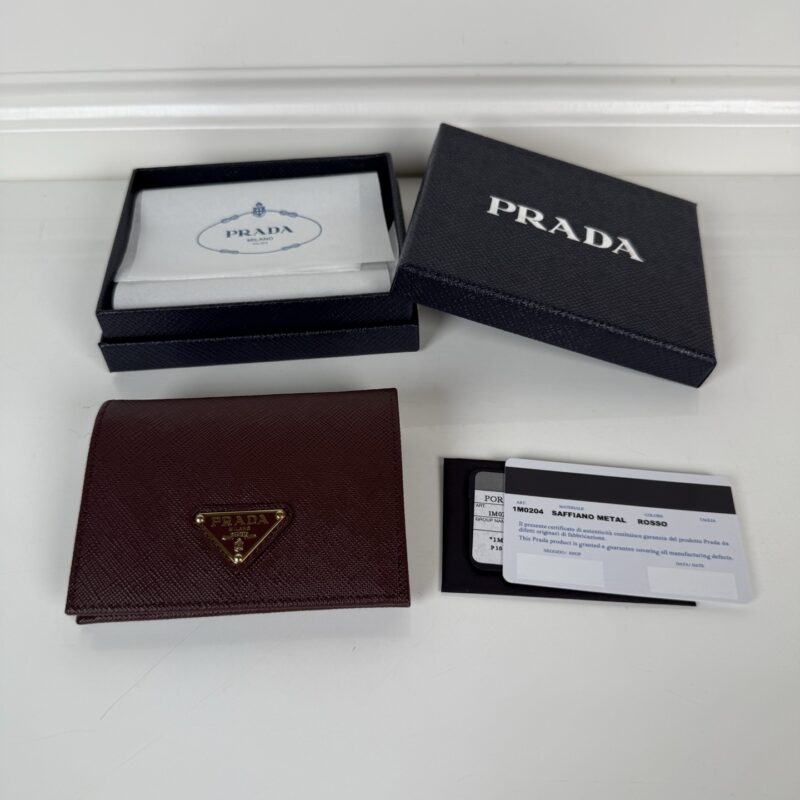 PRADA P家➡️女士两折短夹，波尔多红色，型号1M0204