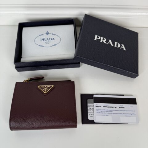 PRADA P家➡️男女通用短款钱包,波尔多红色,型号1ML050,