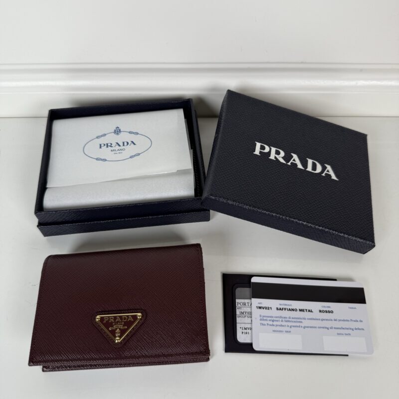 PRADA P家→按扣式开合短夹,男女通用,型号1MV021