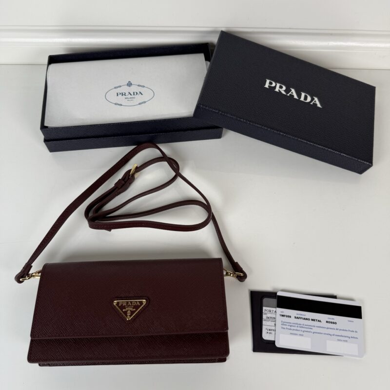PRADA P家➡️女士多功能迷你小背包,波尔多红色,型号1MF059