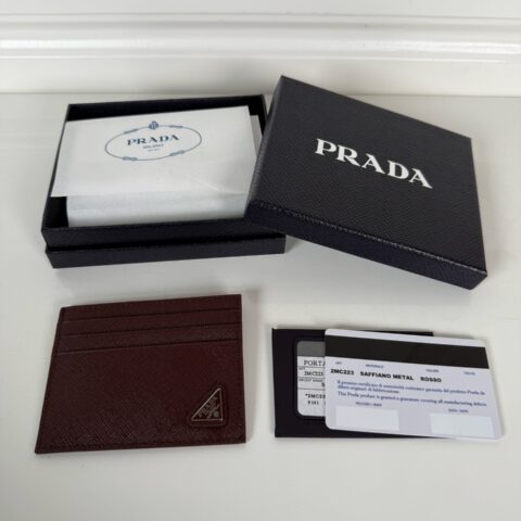PRADA P家➡️男士十字纹小卡包，波尔多红色，型号2MC223