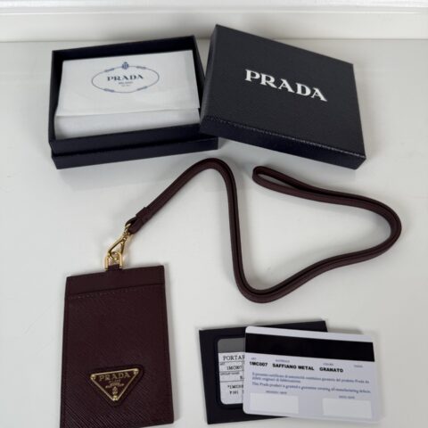 PRADA P家→挂脖款皮革证件夹，型号1MC007