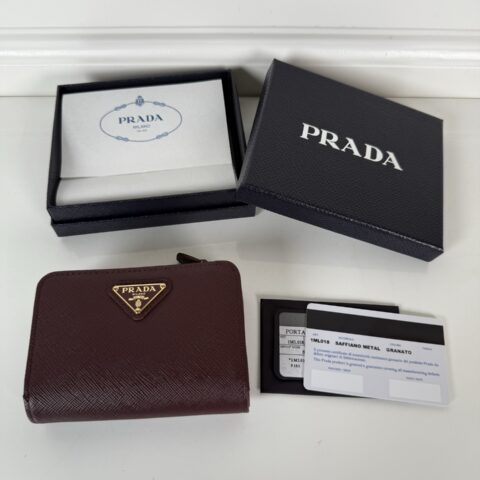 PRADA P家➡️女士十字纹短夹，型号1ML018