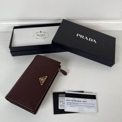 PRADA 精致的皮革钱包采用按扣开合 1ML009_2CYS_F03BH