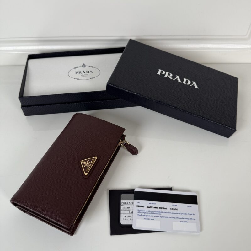 PRADA 精致的皮革钱包采用按扣开合 1ML009_2CYS_F03BH