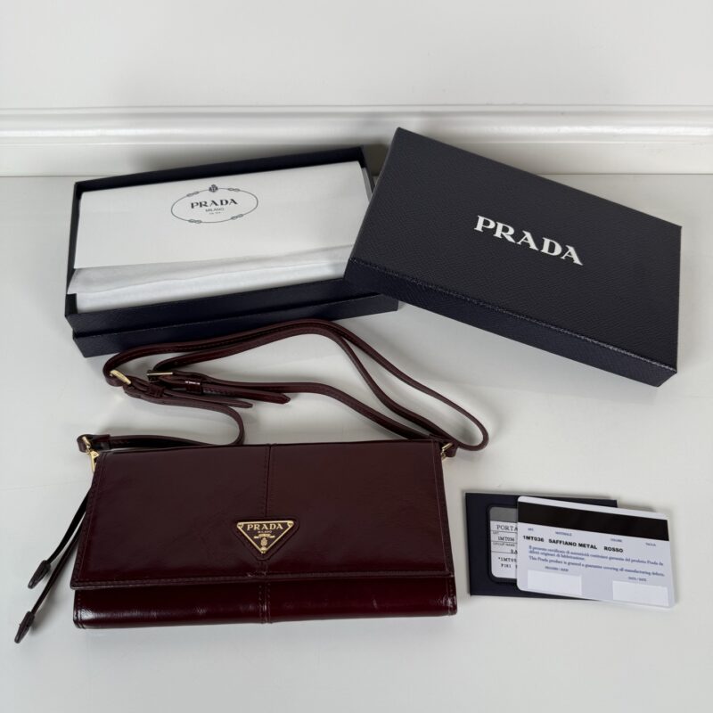 PRADA 这款钱包设计精致实用 1MT036_2CYR_F0003