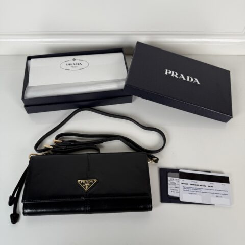 PRADA 这款钱包设计精致实用 1MT036_2CYR_F0003
