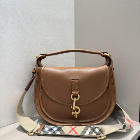 Burberry B字型卡扣信使包 型号1201