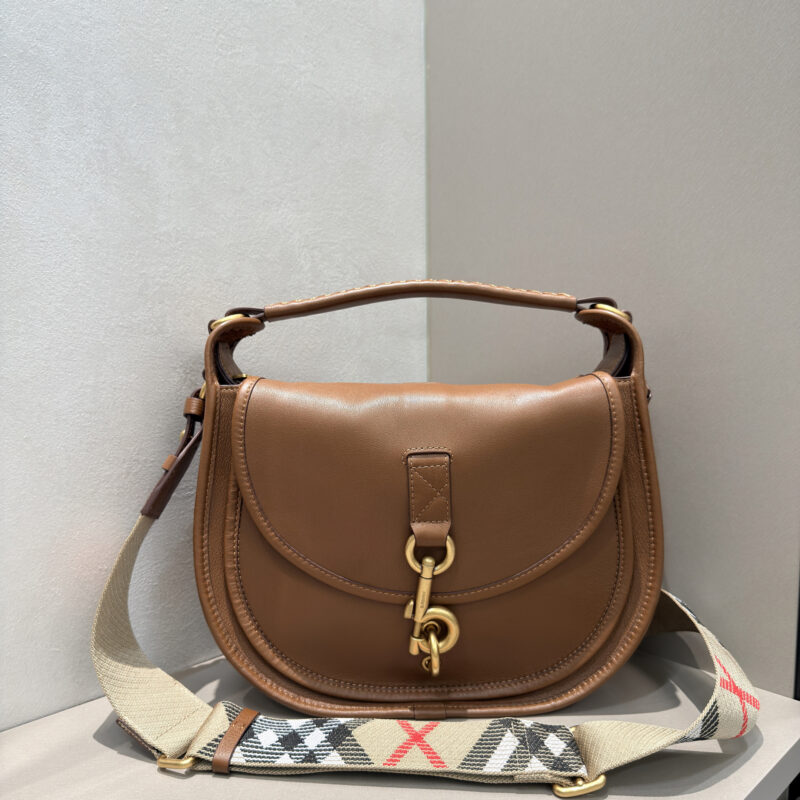 Burberry B字型卡扣信使包 型号1201