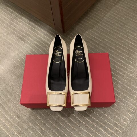 Roger Vivieri 漆皮 倾斜的Trompette鞋跟