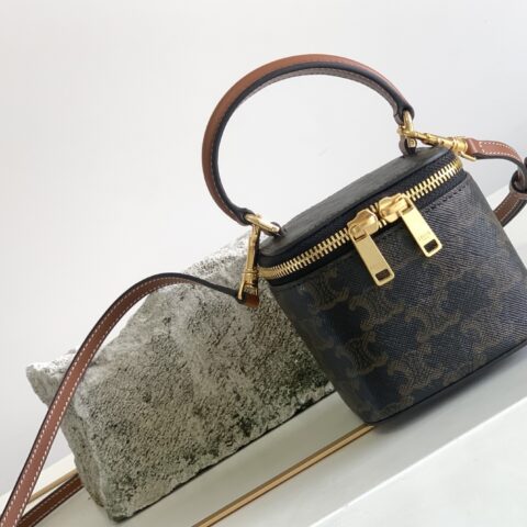CELINE 新款迷你标志牛皮革小盒子包 编号：10J762