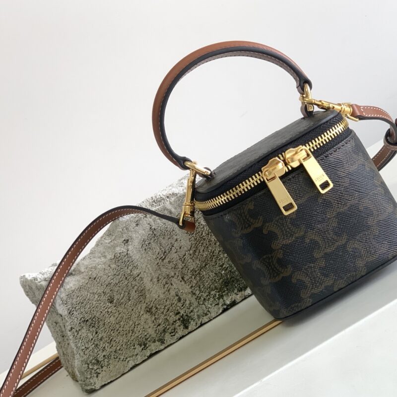 CELINE 新款迷你标志牛皮革小盒子包 编号：10J762