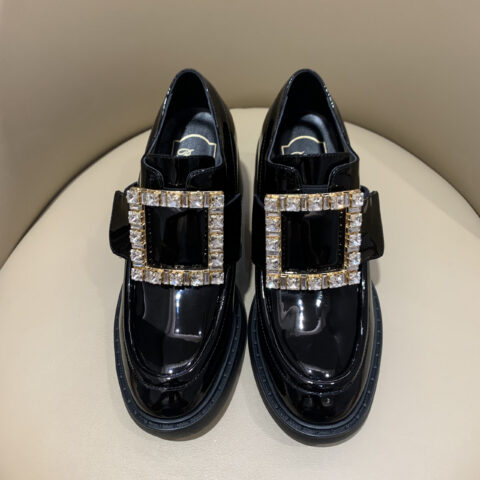 Roger vivier 深口乐福鞋 以金属扣演绎法式优雅新章