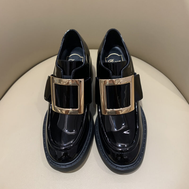 Roger vivier 深口乐福鞋 以金属扣演绎法式优雅新章