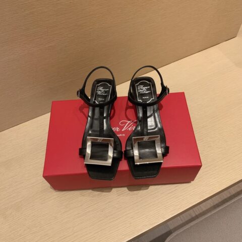 Roger vivier 方扣凉鞋
