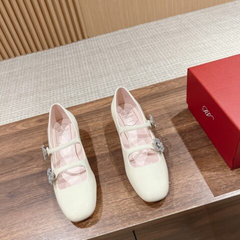 Roger vivier 新款花朵钻扣玛丽珍粗跟单鞋