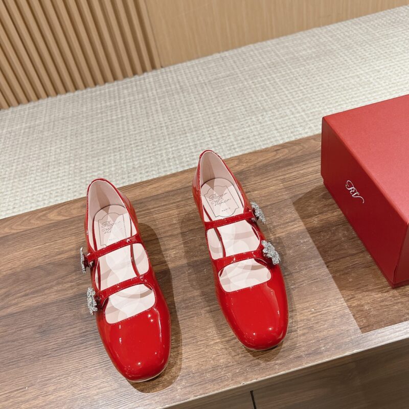 Roger vivier 新款花朵钻扣玛丽珍粗跟单鞋