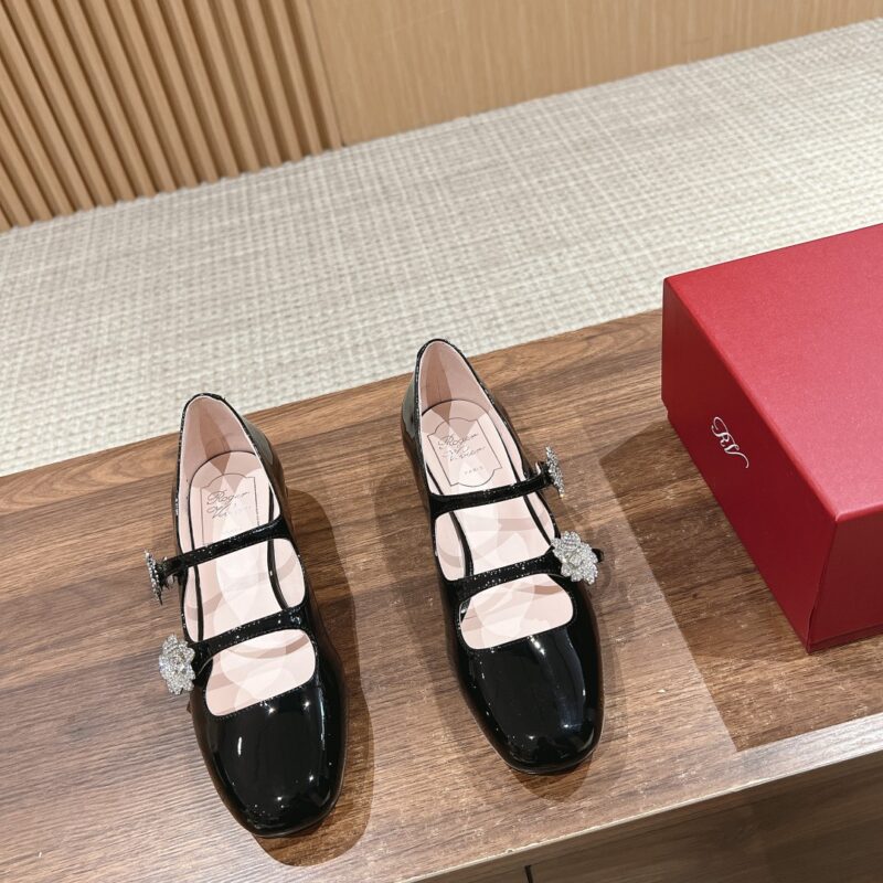 Roger vivier 新款花朵钻扣玛丽珍粗跟单鞋