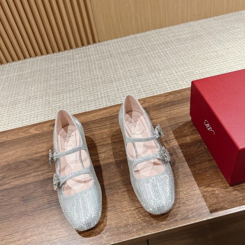 Roger vivier 新款花朵钻扣玛丽珍粗跟单鞋