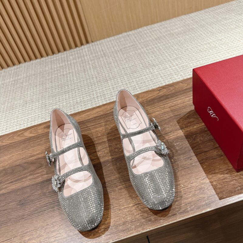 Roger vivier 新款花朵钻扣玛丽珍粗跟单鞋