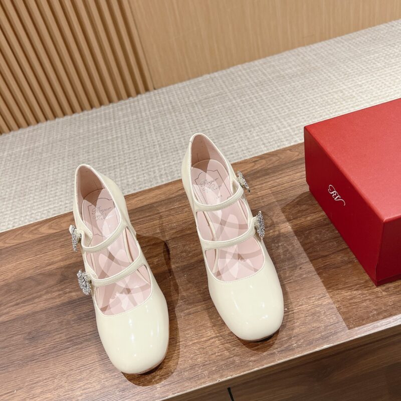 Roger vivier 新款花朵钻扣玛丽珍粗跟单鞋