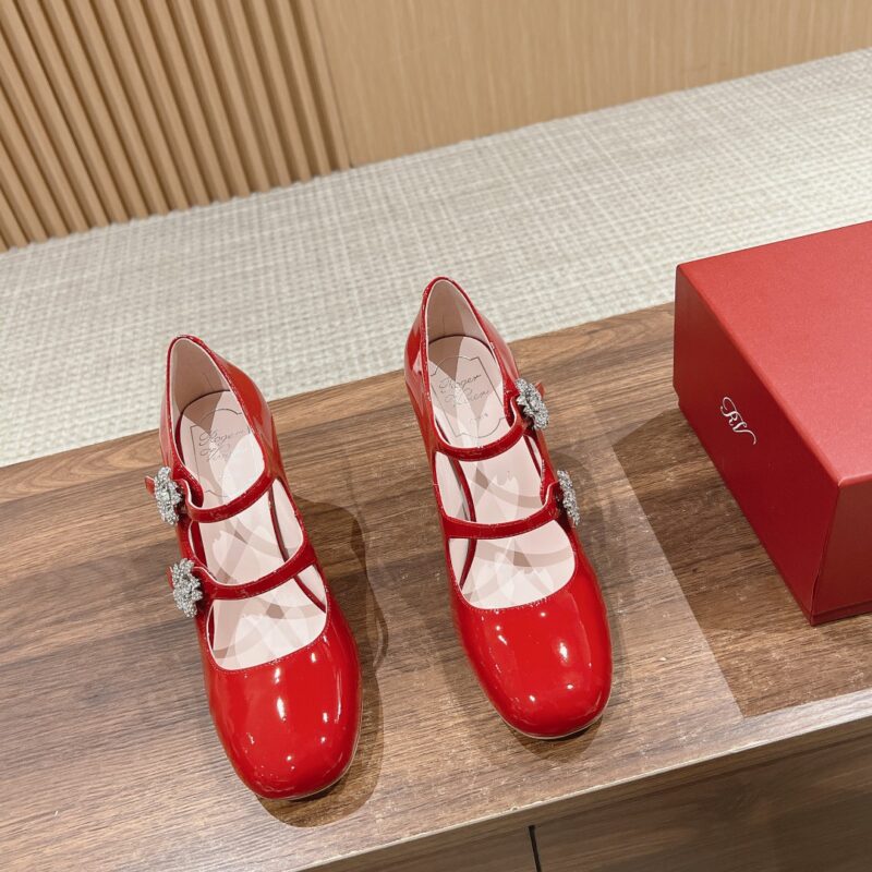 Roger vivier 新款花朵钻扣玛丽珍粗跟单鞋