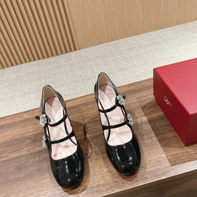 Roger vivier 新款花朵钻扣玛丽珍粗跟单鞋