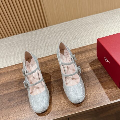 Roger vivier 新款花朵钻扣玛丽珍粗跟单鞋
