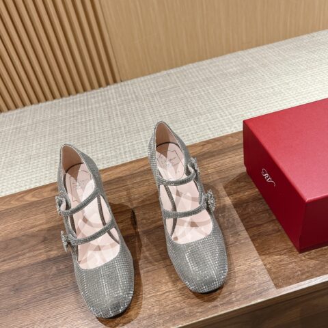 Roger vivier 新款花朵钻扣玛丽珍粗跟单鞋