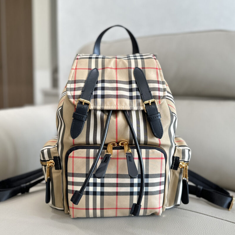 Burberry B家军旅背包以品牌典藏的军风包款为原型 1861