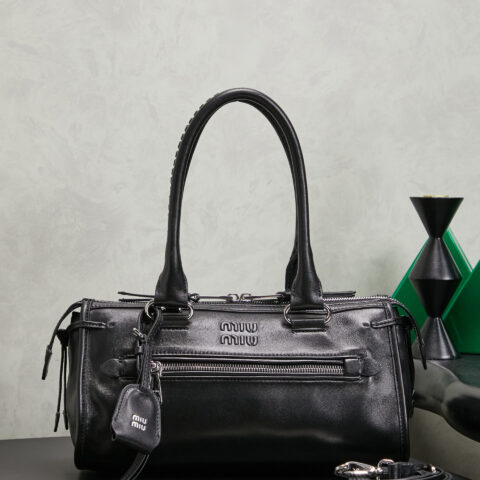 MIUMIU 新品机车包手袋 型号5BA332 黑色