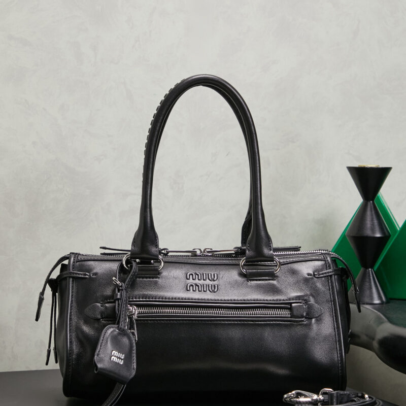 MIUMIU 新品机车包手袋 型号5BA332 黑色