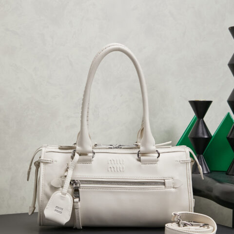 MIUMIU 新品机车包手袋 型号5BA332 粉笔白