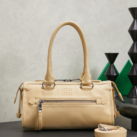 MIUMIU 新品机车包手袋 型号5BA332 金盏花