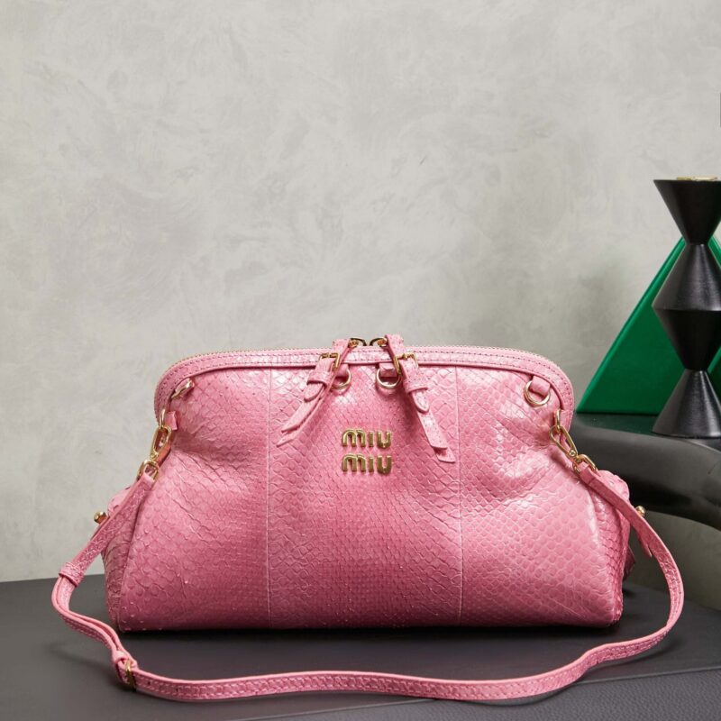MIUMIU 这款手拿包你简约线条 5BF130 蛇皮粉色