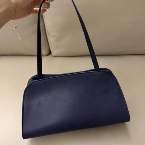 THE ROW Peggy masoni马鞍皮 型号：TR3003 柏林蓝