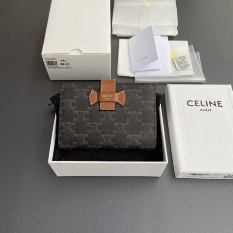CELINE TRIOMPHE标志中号羊皮革钱包 编号:10B642DB7.04LU 642黃褐/老花