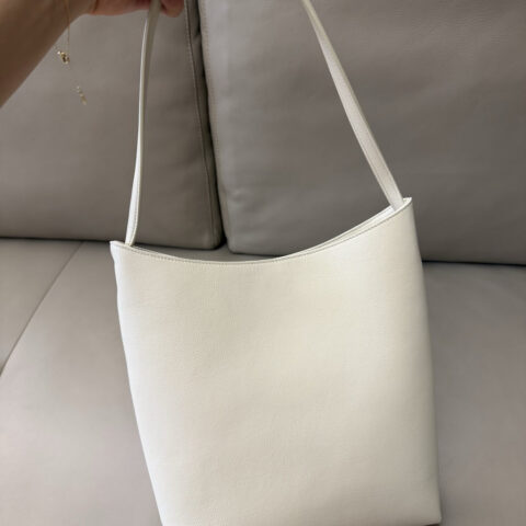 THE ROW Alma Shoulder 型号:TR1242 胎牛白色