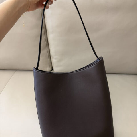 THE ROW Alma Shoulder 型号：TR1242 胎牛深棕