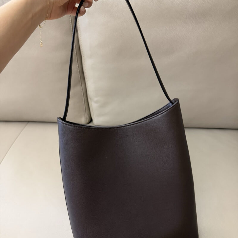 THE ROW Alma Shoulder 型号：TR1242 胎牛深棕