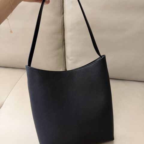 THE ROW Alma Shoulder 型号：TR1242 胎牛黑色