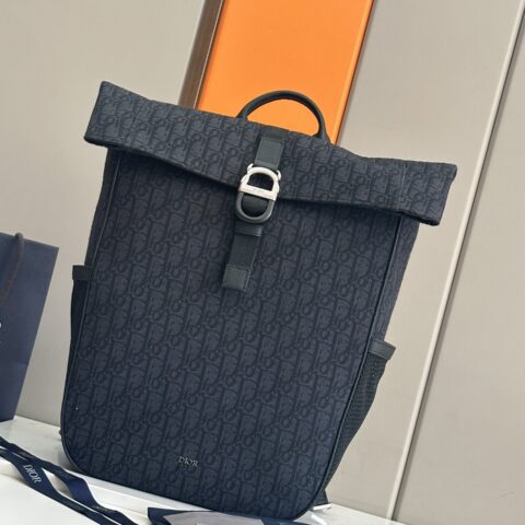 Dior 8 卷顶双肩背包是二零二五春季男装系列新品双肩包