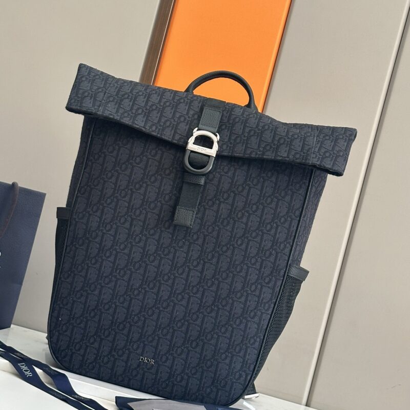Dior 8 卷顶双肩背包是二零二五春季男装系列新品双肩包